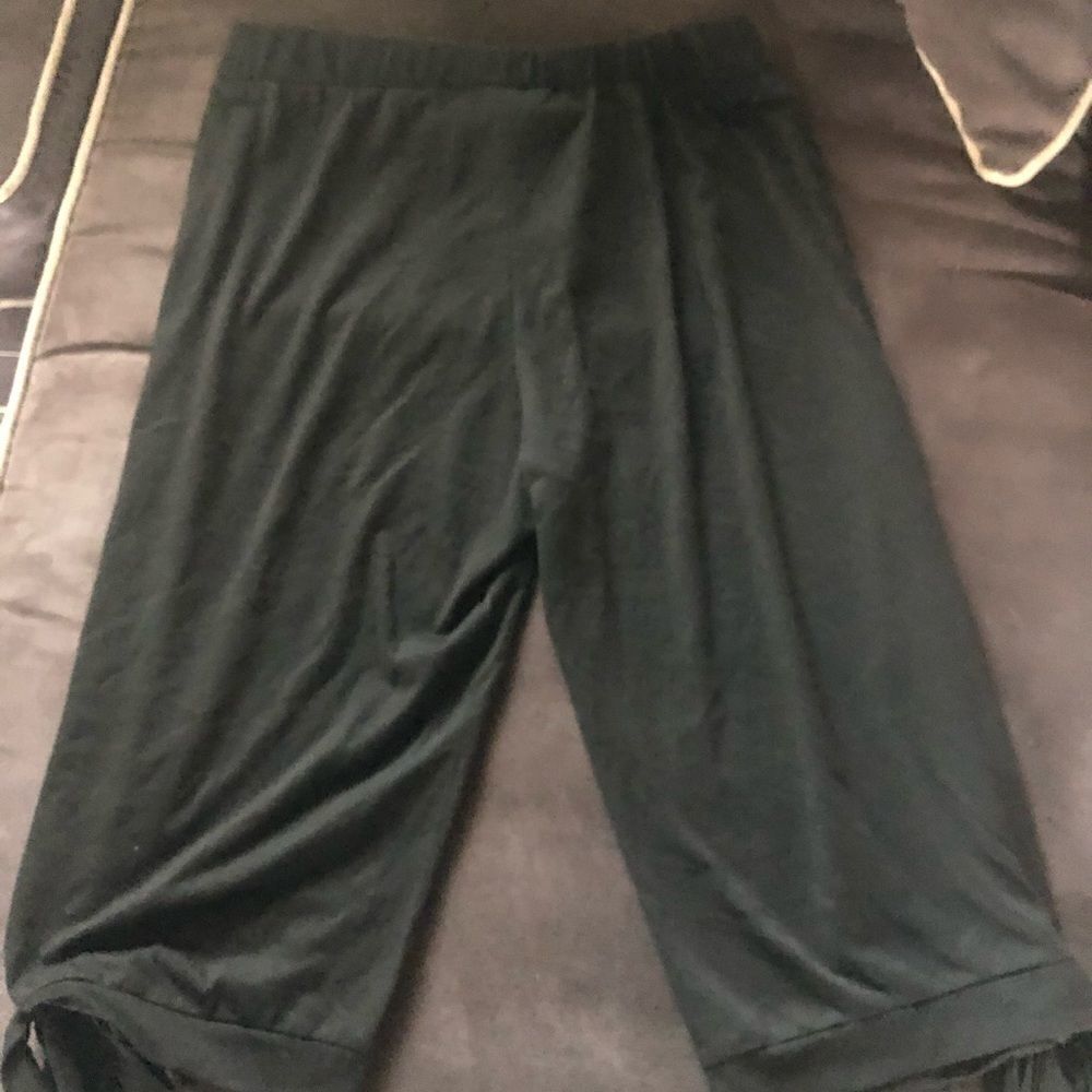 Cute pants. Fall right below the knee. - Picture 2 of 7